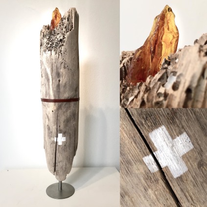 findested, skattekort, kryds, kors, crucifix, cross, rav, amber, dan boje, kunst, maleri, art, paintings, danish, moderne fynsk kunst, fynsk kunst, fynske kunstnere, fynsk kunstner, dansk kunst, moderne dansk kunst, danske kunstnere, kryds, kors, segl, rødt segl, boje, træskulpturer, drivtømmer, skattekort, treasure map, treasure, kunstbygningen filosoffen, filosoffen, galleri rasmus, kunstgården, galleri odense, galleri fyn, gallery denmark, danish artist